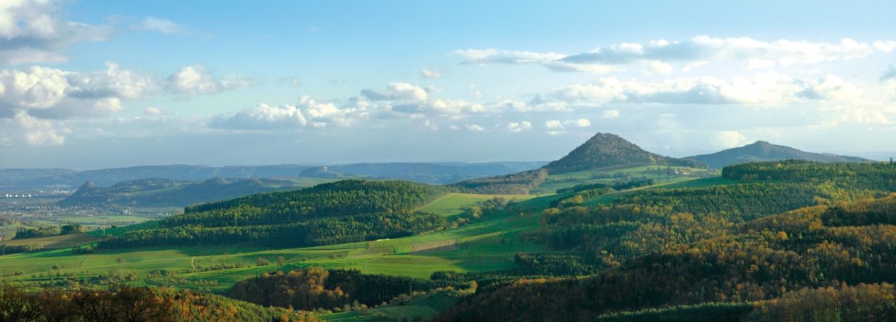 Hegauberge von der Terrasse der Rastanlage Hegau West sichtbar