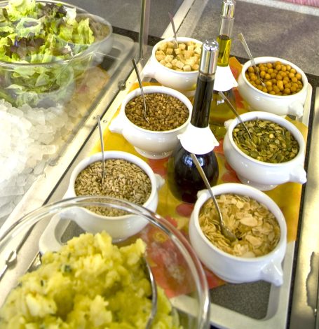 Salatbeigaben wie Sonnenblumen-, Kürbiskerne oder auch Croutons