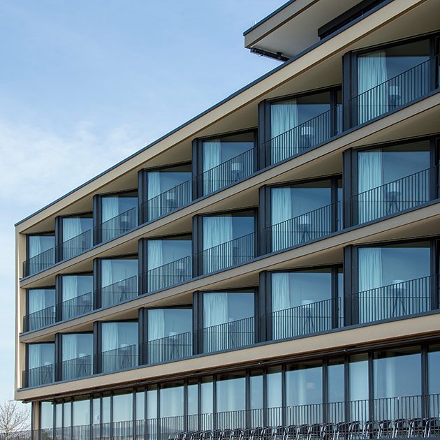 Außenansicht Vorderseite Hotel Engener Höh mit seiner schlichten Bauweise