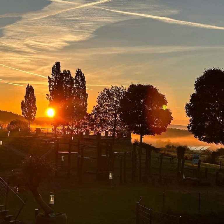 Sonnenaufgang über der Rastanlage Im Hegau West