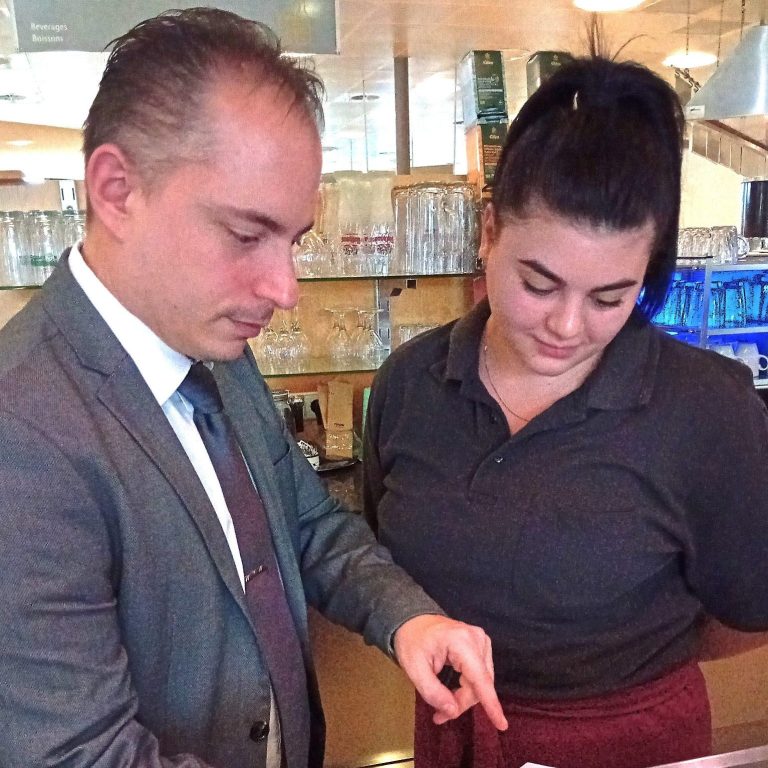 Zwei aus unserem Team bei einer Besprechnung