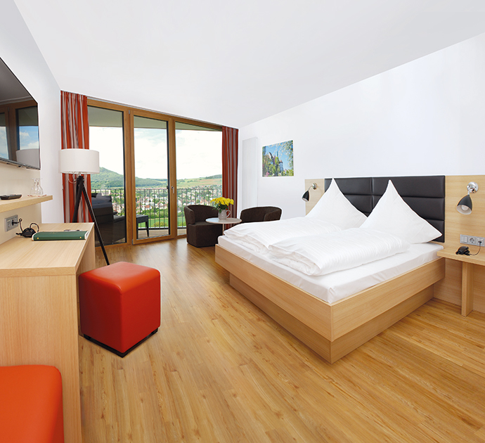 Einblick in ein Doppelzimmer vom Hotel Engener Höh mit Ausblick