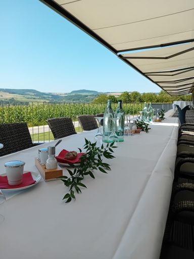 Geschmückter Tisch auf der Terrasse vom Hotel Engener Höh