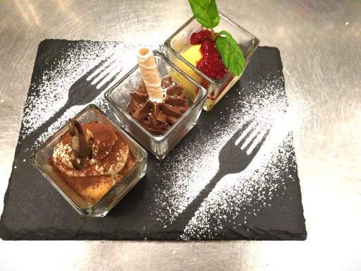 Tiramisu, Mousse au chocolat und Fruchtsalat als Dessert im Gläßchen