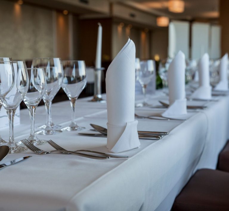 festlich gedeckter Tisch mit Servietten im Hotel Engener Hh