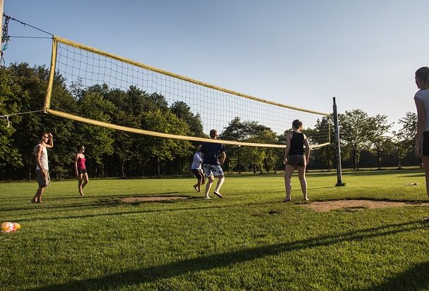 Ein Volleyballfeld mit 6 Spielern
